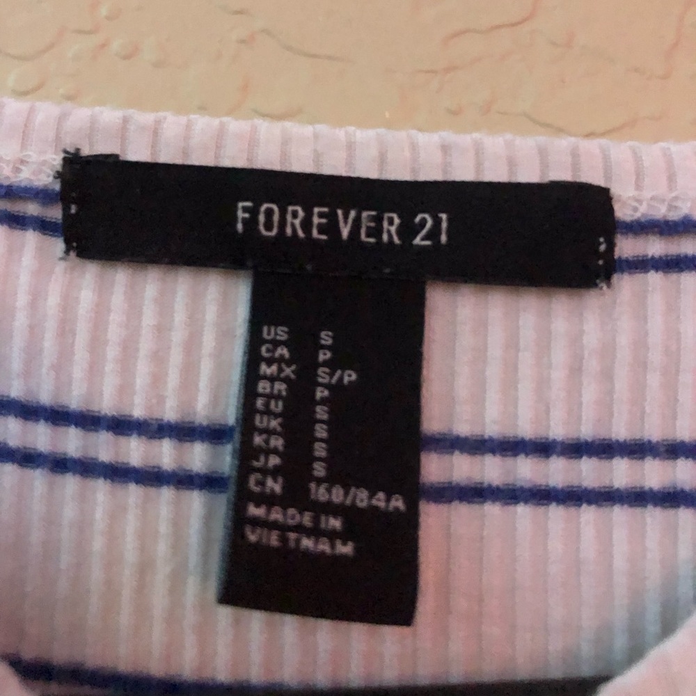 FOREVER 21 super cute and comfy striped crop top - Picture 3 of 3